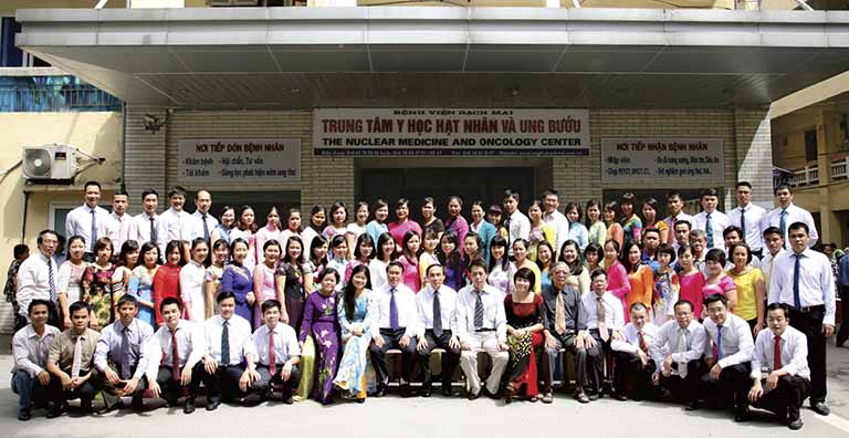 Trung tâm Y học hạt nhân và Ung bướu của bệnh viện Bạch Mai có đội ngũ chuyên gia, y bác sĩ giỏi, giàu kinh nghiệm trong công tác khám chữa bệnh cho người dân