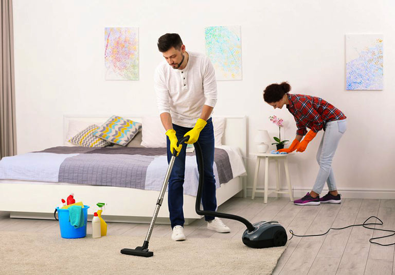 Dọn dẹp nhà cửa thường xuyên là biện pháp phòng ngừa muỗi đẻ trứng và phát triển mạnh