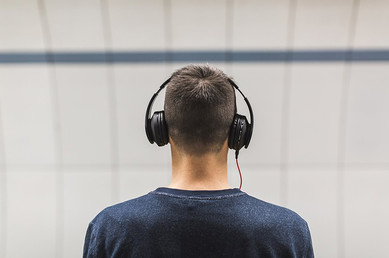 Hạn chế đeo tai nghe cũng như điều chỉnh âm lượng vừa đủ để tránh tác động mạnh lên vùng bị tổn thương