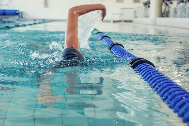 Người thường xuyên bơi lội là đối tượng rất dễ mắc bệnh viêm ống tai ngoài và chiếm tỷ lệ cao nhất