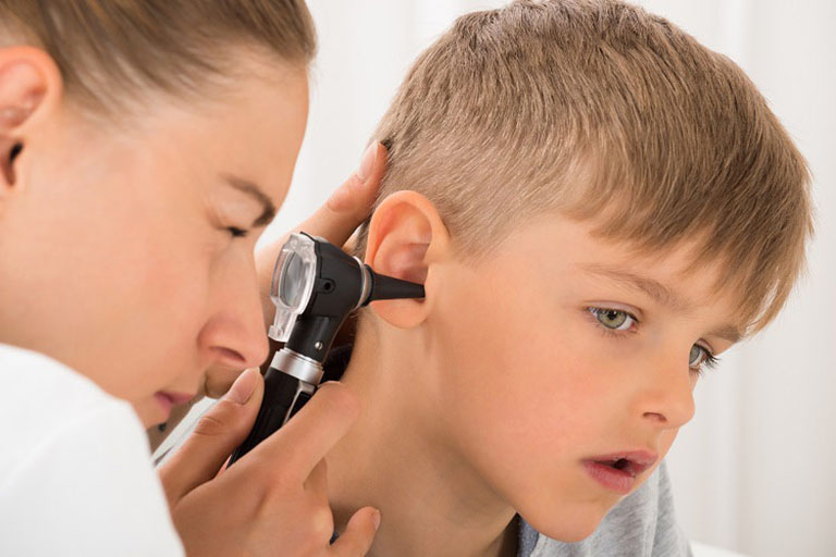 Nhanh chóng đưa trẻ thăm khám và chẩn đoán bệnh nếu nghi ngờ con trẻ bị viêm ống tai ngoài hoặc bệnh tình không có dấu hiệu tự khỏi sau khoảng 5 - 7 ngày