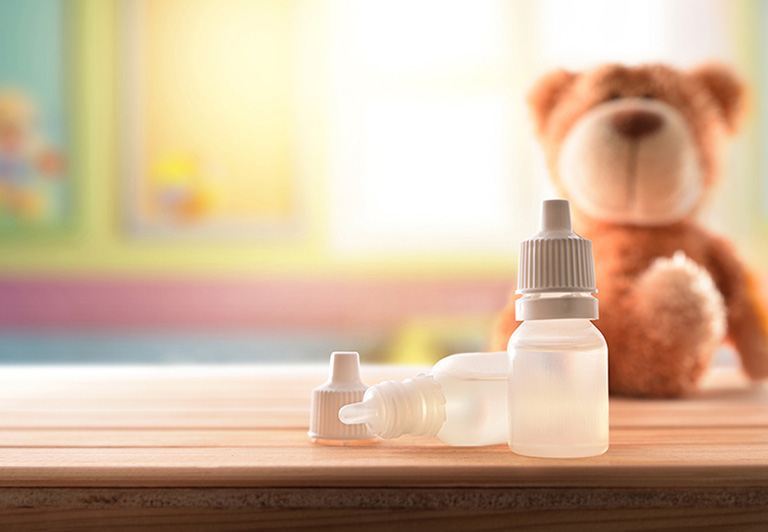 Sử dụng thuốc nhỏ tai điều trị bệnh viêm ống tai ngoài cho trẻ em theo sự chỉ dẫn của bác sĩ