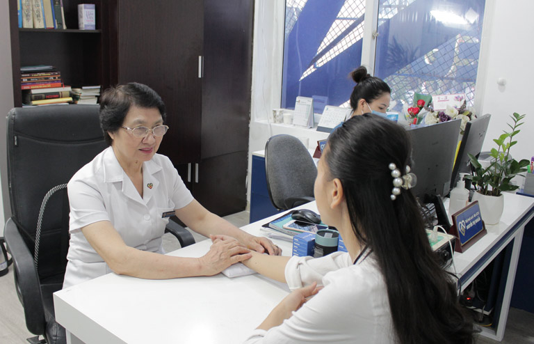 Bác sĩ Nhuần thăm khám và tư vấn cho chị Trang về phương pháp trị mụn