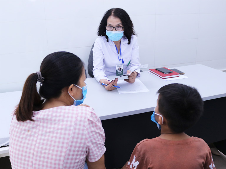 Bác sĩ Lê Phương trực tiếp tham gia vào quá trình điều trị cho người bệnh
