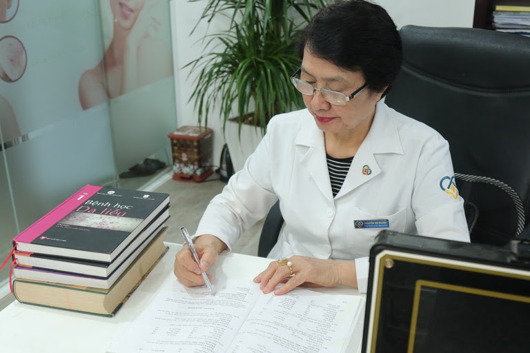 Hình ảnh bác sĩ Nguyễn Thị Nhuần đang nghiên cứu, trau dồi kiến thức chuyên môn
