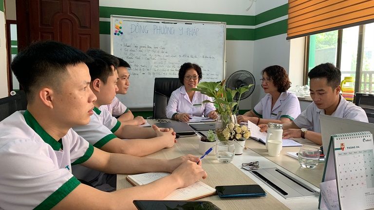 Kỹ thuật viên Nguyễn Đức Luận trong cuộc họp chia sẻ kiến thức chuyên môntại Đông phương Y pháp