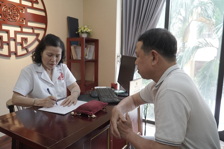 Bác sĩ Nguyễn Thị Vân Anh khám và tư vấn trực tiếp cho anh Lưu Tiến Dũng