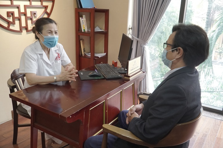 Anh Chiến được bác sĩ Nguyễn Thị Vân Anh khám và tư vấn trực tiếp tại Nhất Nam Y Viện