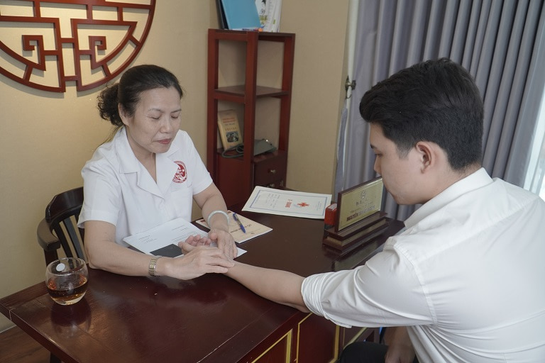 Bác sĩ Nguyễn Thị Vân Anh khám cho bệnh nhân tại Nhất Nam Y Viện