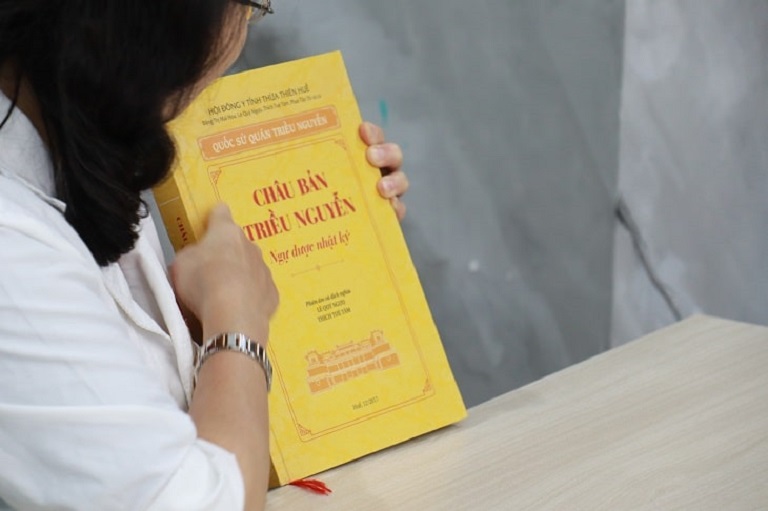 Bác sĩ Vân Anh cầm trên tay cuốn  “Châu bản triều Nguyễn – Ngự dược nhật ký”
