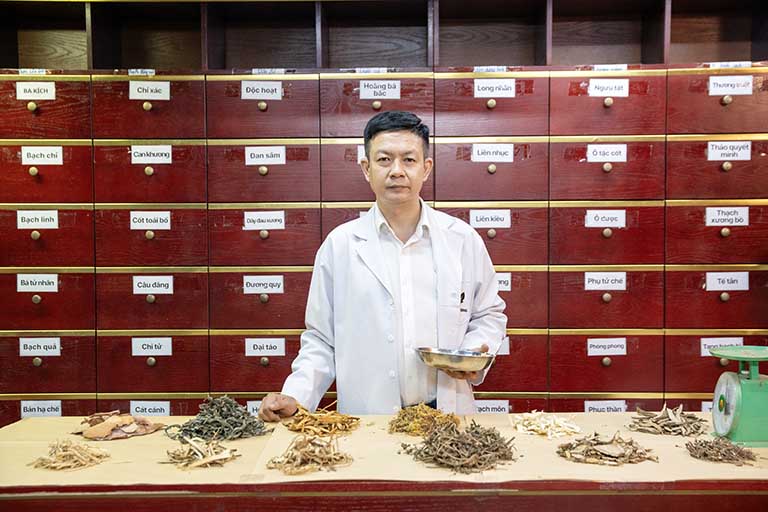 Lương y Đỗ Minh Tuấn bốc thuốc điều trị viêm xoang