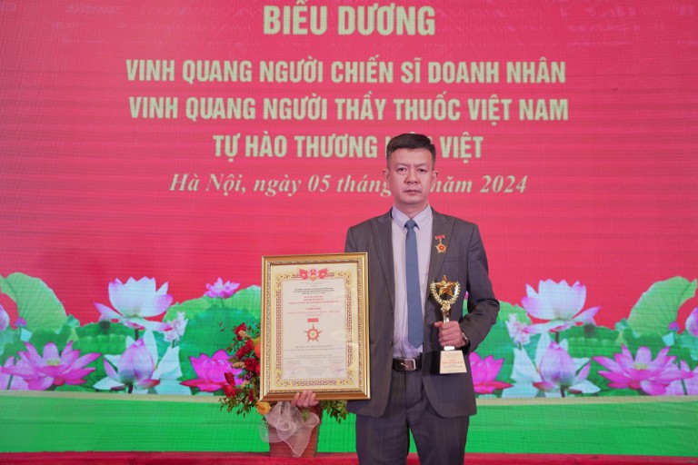 Lương y Tuấn vinh dự nhận giải thưởng “Người thầy thuốc Việt Nam vì nhân dân”