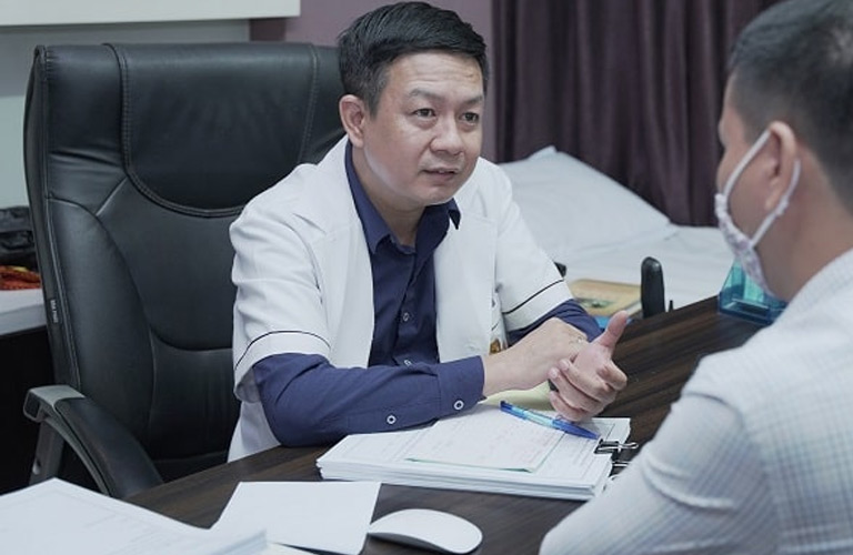 Lương y Tuấn đang thăm khám cho bệnh nhân