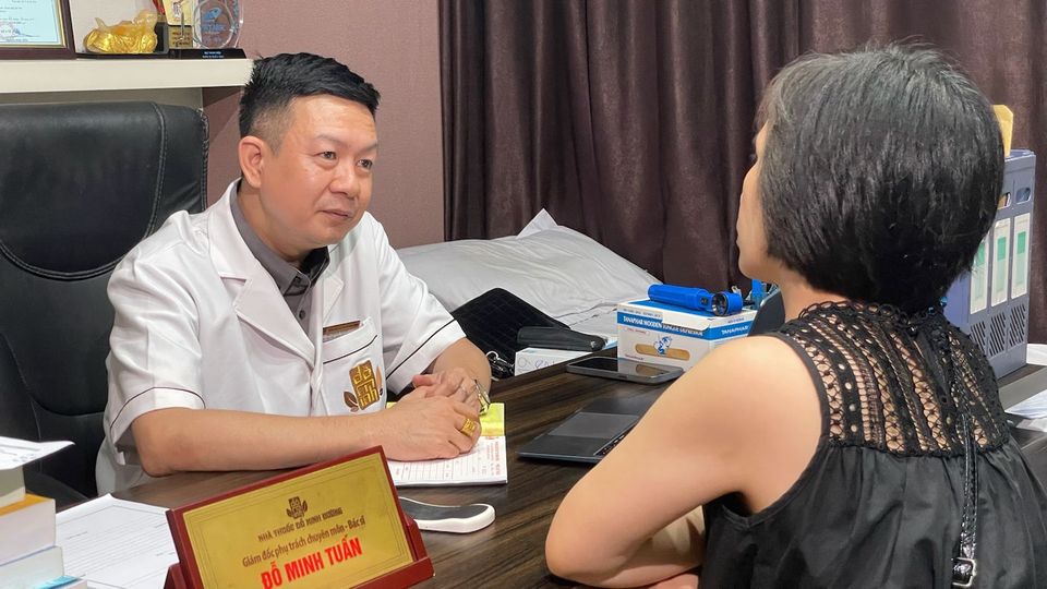 Lương y Tuấn đang thăm khám cho bà con