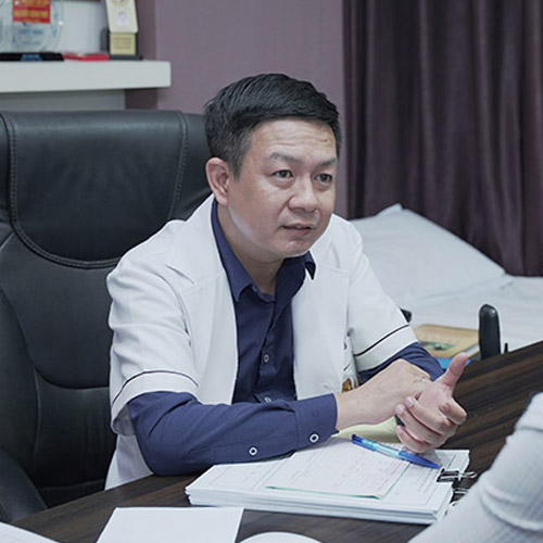 Chú Hòa đến tái khám và gửi lời cảm ơn đến lương y Đỗ Minh Tuấn