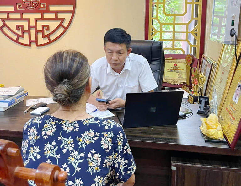 Lương y Đỗ Minh Tuấn thăm khám bệnh