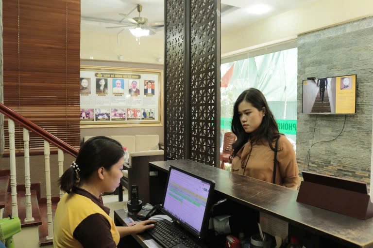 Chị Châu trong ngày tái khám cùng lương y Tuấn