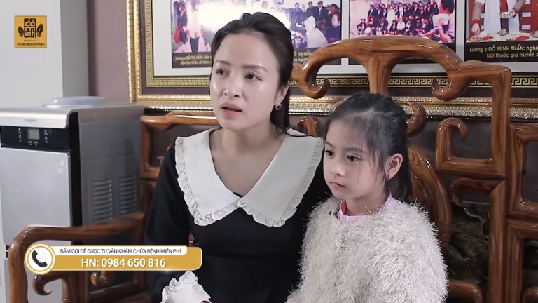 Bé Bảo Chi cùng mẹ đến ĐỖ Minh Đường thăm khám Bé Bảo Chi cùng mẹ đến ĐỖ Minh Đường thăm khám