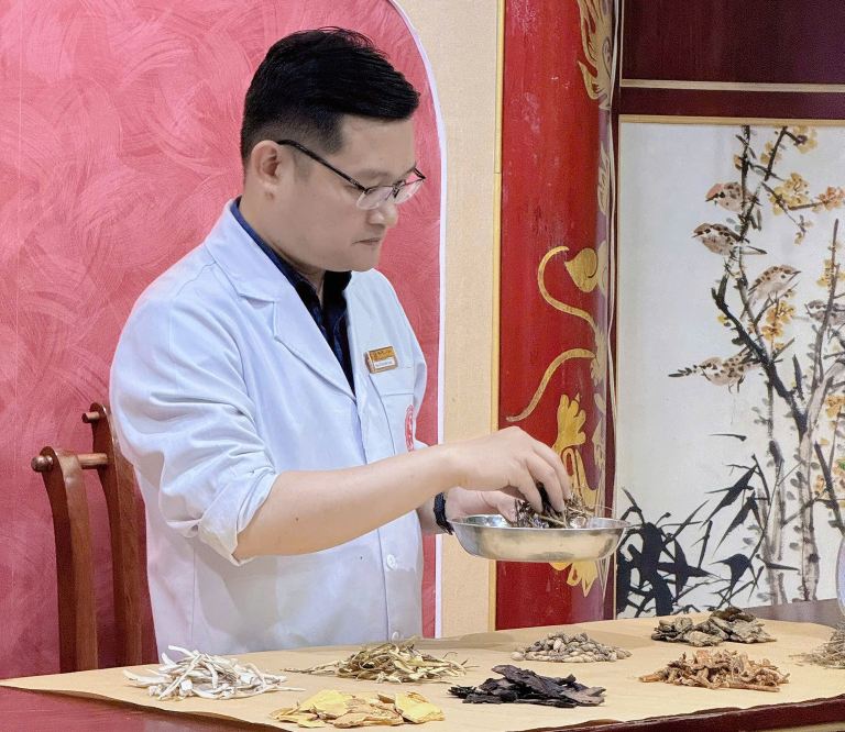 Bác sĩ Trần Hải Long chú trọng kết hợp giữa thuốc thảo dược và vật lý trị liệu, dưỡng sinh để cải thiện sức khỏe